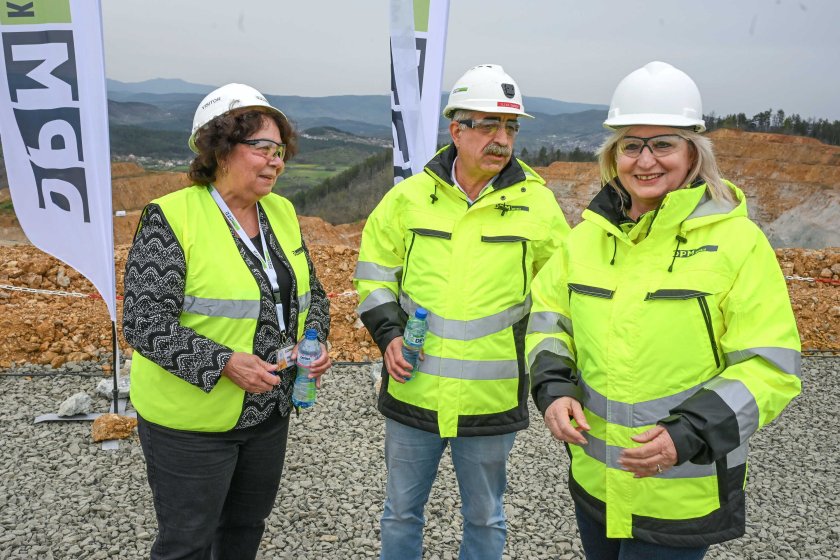 От ляво надясно: Себихан Мехмед, кмет на Крумовград, Илия Гърков, изпълнителен вицепрезидент и Главен оперативен директор на &bdquo;ДПМ Металс Инк.&ldquo;, Ирена Цакова, изпълнителен директор на &bdquo;ДПМ Крумовград&ldquo;.