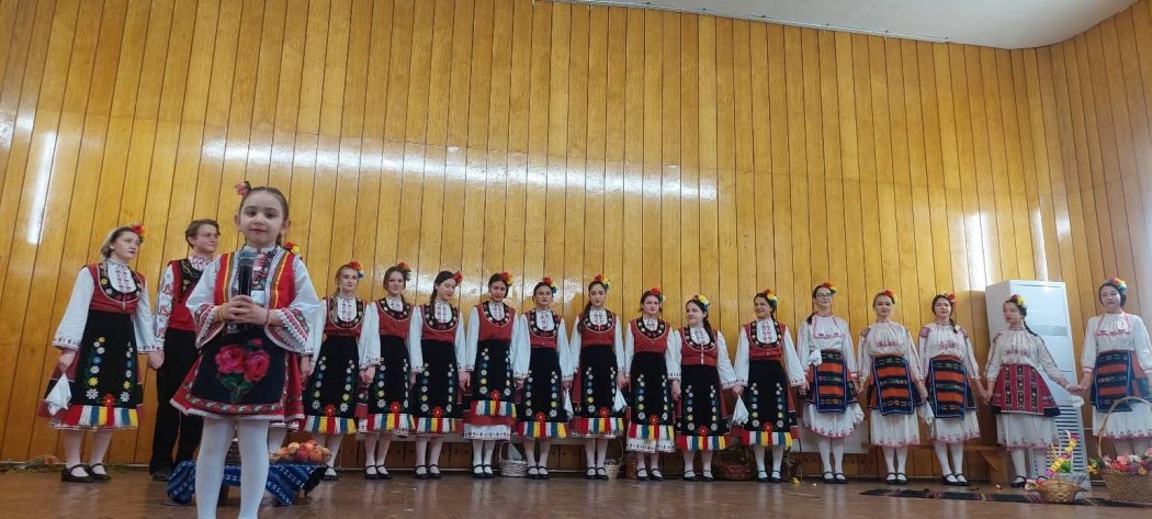 Крумовград влезе в празниците с концерт: деца върнаха „лазаруването“ на сцената