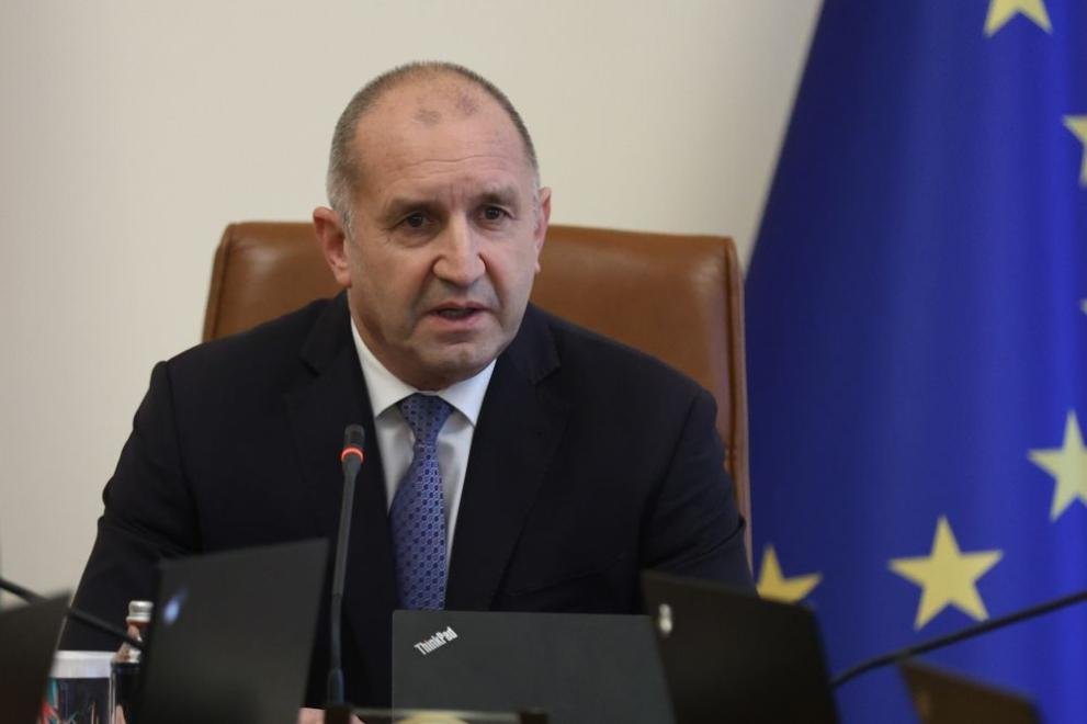Радев: Пенсиите няма да паднат и с цент, майчинството не се пипа – кабинетът готви решение за „Лукойл“