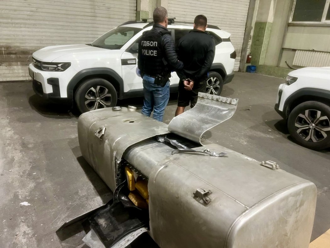 (ВИДЕО) Спецоперация на ГКПП „Лесово“: Иззеха кокаин и марихуана за над 2.2 милиона евро от тайник в резервоар