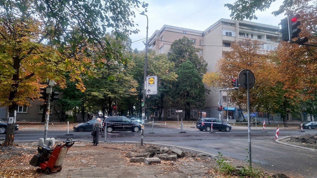Нов пласт асфалт по бул. „Беломорски“: Движението е пренасочено в едната лента