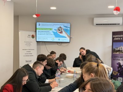 100 деца в Кърджали влязоха в &bdquo;лаборатория&ldquo; на БАН: минерали, микроскопи и отливки в ТИЦ (СНИМКИ)