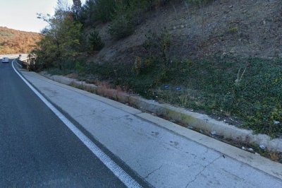 Екипи на общинската фирма чистят канавките на &bdquo;Осми март&ldquo;: трафикът минава под контрол