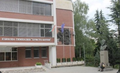 11 ученици от ЕГ &bdquo;Христо Ботев&ldquo; с медал и купа от турнира по английски дебати в Бургас