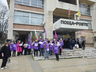 Пощальони на протест в Кърджали: искат 5% по-високи заплати, някои вземат по-малко от пенсионерите