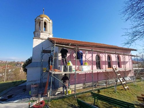 Хора и фирми събраха пари и тръгна ремонт на църква в Опълченско