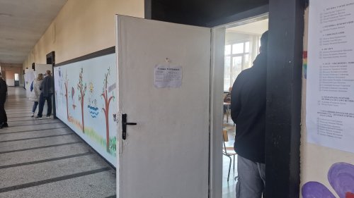 Изборният ден в Кърджали тръгна спокойно, но в 20 секции липсваха ръководства