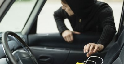 Ученик от Родопите открадна две коли и ги потроши: съдът му даде условна присъда