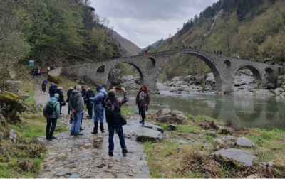 Първите туристи вече са край Дяволския мост: групи от Пазарджик, Бургас и Одрин откриха сезона