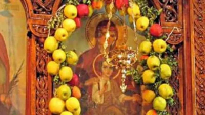 &bdquo;Златната ябълка&ldquo; в Кърджали: жени отрупаха икона на Богородица с ябълки с надежда за рожба