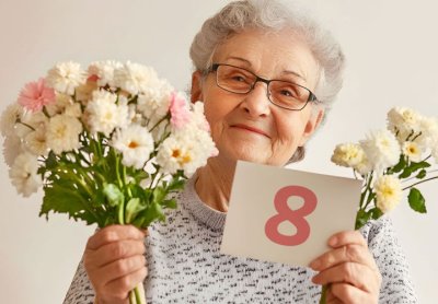 Кметът на Момчилград с жест за 8 март: Подаръци и цветя за всички дами над 90 години