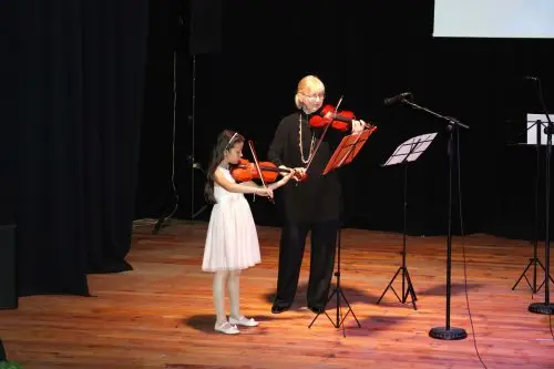 Младите цигулари излязоха на голямата сцена: класова среща се превърна в пролетен концерт