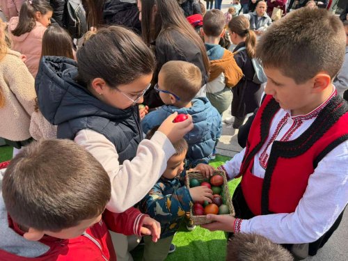 Пъстър Великден събра десетки деца и родители в Кърджали