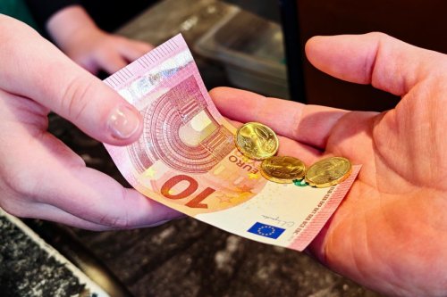 19-годишни хванати с фалшиво евро в магазин в Черноочене