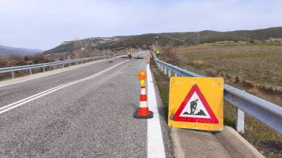 Свлачища държат затворен пътя Маказа&ndash;Комотини вече втора седмица: трафикът минава по тесен планински обход