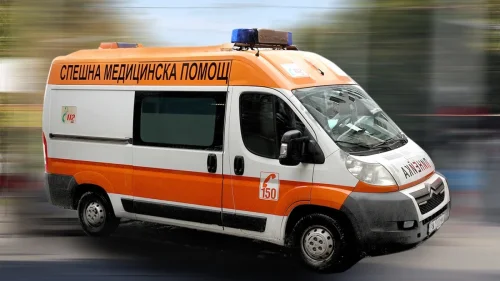 Такси удари скутер в центъра на Кърджали: 48-годишен мъж е в болница