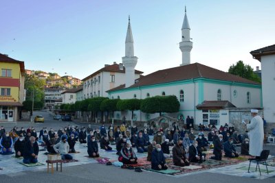 Ардино посрещна Рамазан Байрам: стотици изпълниха централната джамия