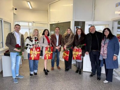 Кметът на Кирково изпревари 8 март: цветя и поздрави за жените в общината