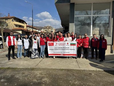 Турският Червен полумесец пристигна в Кърджали: започва раздаване на 250 хранителни пакета