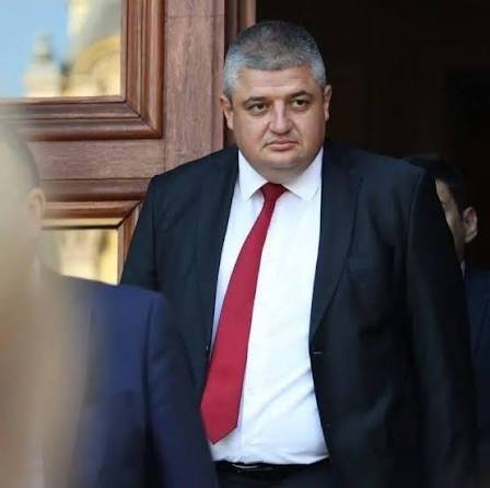 От ДПС се събраха пред сградата на ОДМВР Кърджали в подкрепа на Ерол Мюмюн