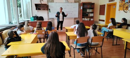 Какво е вдъхновението? Поетесата Вилдан Сефер разпали интереса на ученици в &bdquo;Славейков&ldquo;