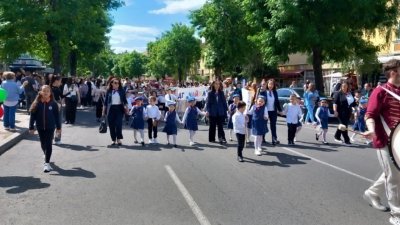 Гвардейци, мажоретки и море от цветя: Кърджали отбеляза 24 май