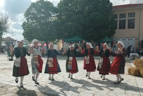 Фолклорна магия край Сакара: &bdquo;Златните пчеларовски баби&ldquo; триумфираха в Мустрак