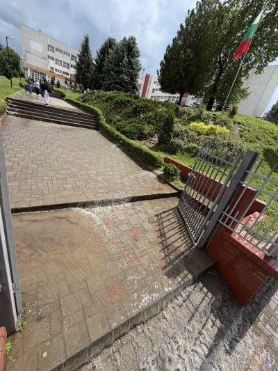 След поройния дъжд: &bdquo;Река&ldquo; пред училището спря ученици &ndash; &bdquo;Скачаме през оградите, за да влезем в училище"