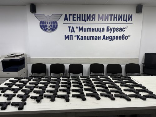 Операция &bdquo;DIRECT HIT&ldquo;: Спипаха 73 бойни пистолета, укрити в турски камион на &bdquo;Капитан Андреево&ldquo;