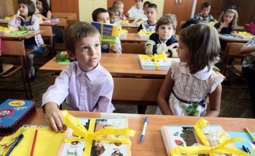 Училищата в Кърджали вече записват първокласници: битката за всяко дете започна