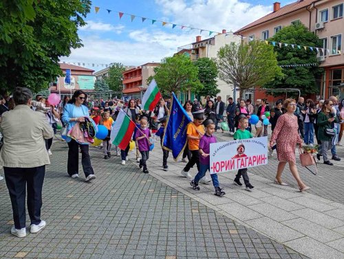 Крумовград излезе на шествие за 24 май и отличи най-добрите ученици