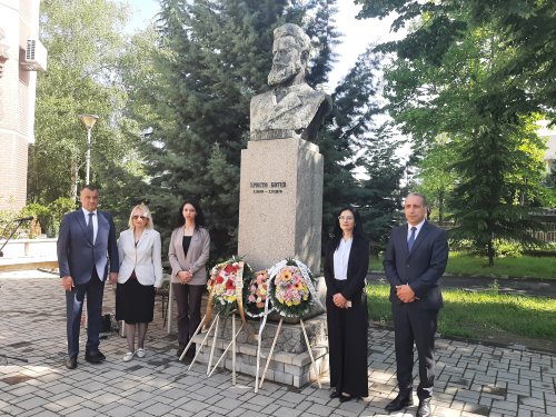 2 юни в Кърджали: Областният управител Бисер Николов поднесе венец пред бюст-паметника на Христо Ботев