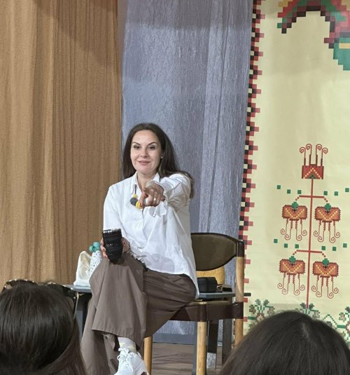 &bdquo;Никой не ти е длъжен&ldquo;: Гергана Стоянова надъха 220 ученици в Кърджали