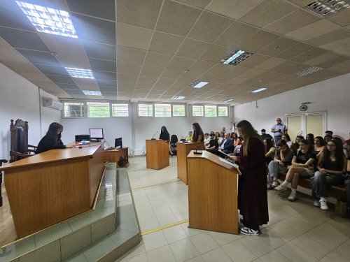 10-класници &bdquo;осъдиха&ldquo; момиче за дрога зад волана и шофиране без книжка