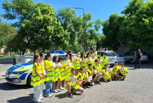 Ученици и полицаи излязоха на улицата в Момчилград: акция &bdquo;Бъдещето на пътя&ldquo; срещу рисковото шофиране