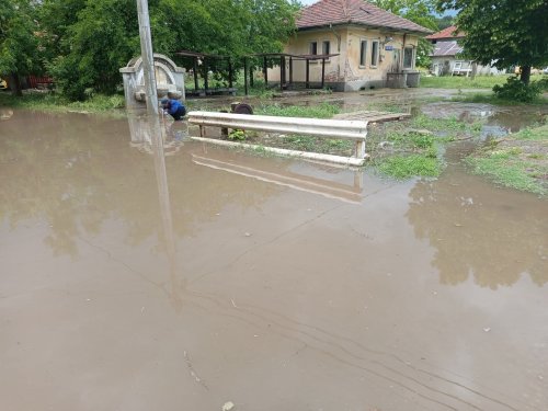 Системен проблем: Неизправни шахти наводняват района около ЖП спирката в село Широко поле
