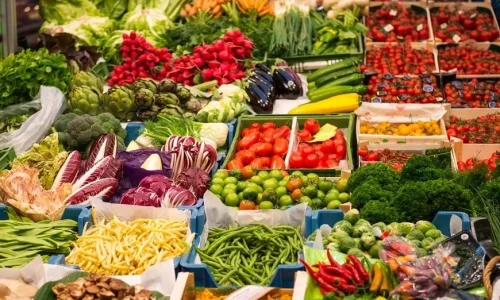 Плодовете и зеленчуците на едро вървят надолу, млечните продукти поскъпват