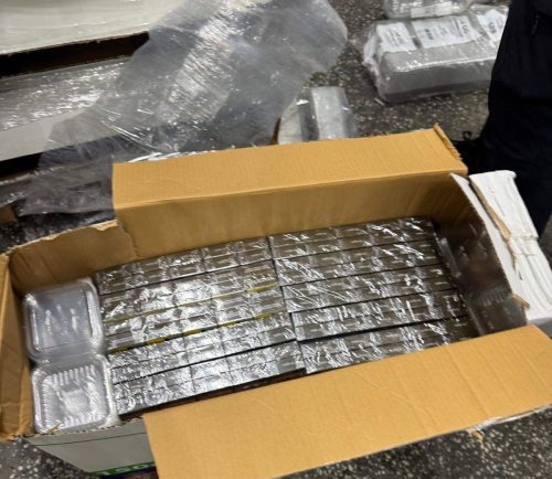 400 000 цигари, маскирани като &bdquo;пластмасови кутии&ldquo;: шофьор опита да мине границата с голям товар