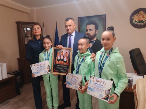 Световни вицешампионки, но без зала: &bdquo;Сребърните момичета&ldquo; от Кърджали търсят къде да тренират