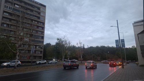 Облачно и ветровито в Кърджали: 49% шанс за валеж и температури до 17&deg;