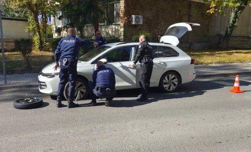 Заснеха добрия пример: Полицаи помогнаха на закъсал шофьор в Кърджали