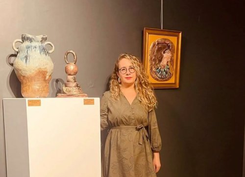 След 34 години: Айлин Гювенч се завръща в Кърджали с първа изложба от 192 керамични творби
