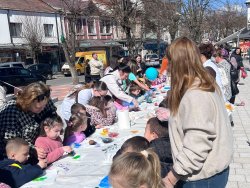 На площада в Момчилград: 500 боядисани яйца и 500 козунака