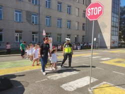 Децата в Кърджали влизат в &bdquo;реална&ldquo; пътна среда: полицаи и пожарникари показаха как се спасява човек от катастрофа