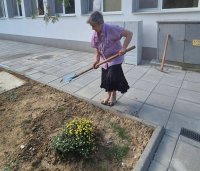 Дарение с цвят и обич: Пенсионерка зарадва с цветя Дома за стари хора в Кърджали