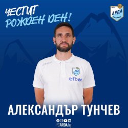 (ВИДЕО) Изненада на лагера: Футболистите на „Арда“ с торта за 45-ия рожден ден на Александър Тунчев