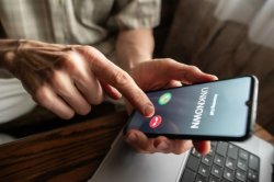 Мним полицай измами 82-годишна в Кърджали: 9500 евро изчезнаха за минути