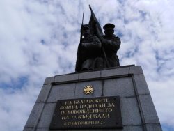 Кърджали почете 141 години от Съединението с венци пред Паметника на Освободителите