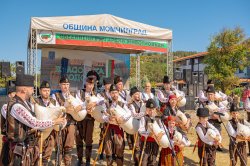 Стотици заляха поляните край Момчилград: Фармфестът събра фермери, занаятчии и гости