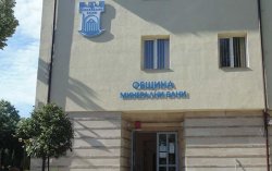 350 000 евро за &bdquo;пасища&ldquo;, а на терен &ndash; къща: задържаха бивш шеф на общински съвет в Минерални бани